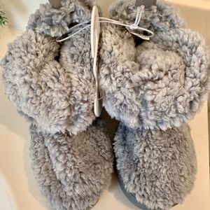 🔵 NWT Gray Sonoma Slippers Size 7 / 8